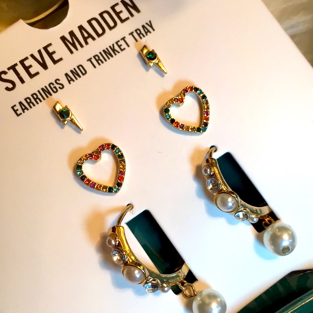 Steve Madden Three Earrings And Tray Set 37$